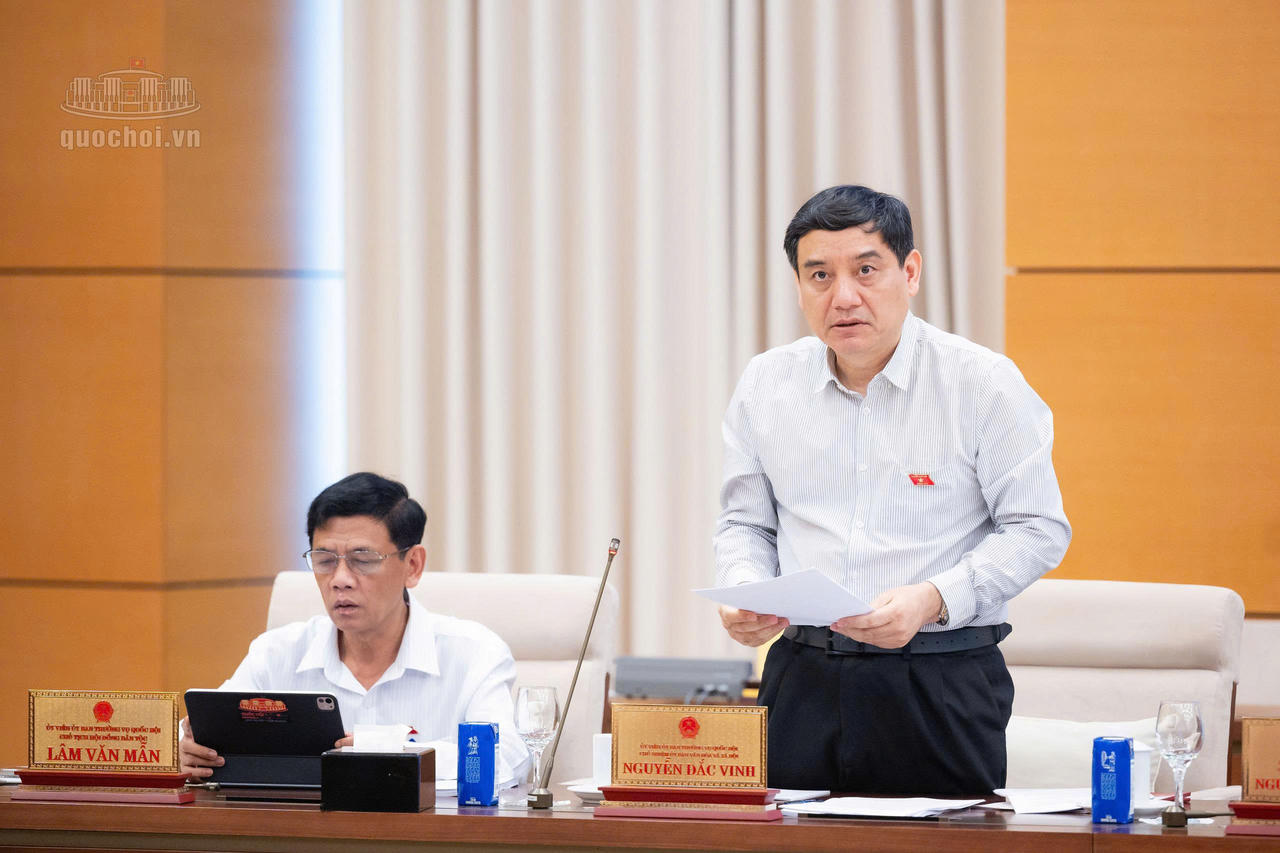 Chủ nhiệm Ủy ban Văn hóa và Xã hội Nguyễn Đắc Vinh trình bày báo cáo thẩm tra. (Ảnh: quochoi.vn)