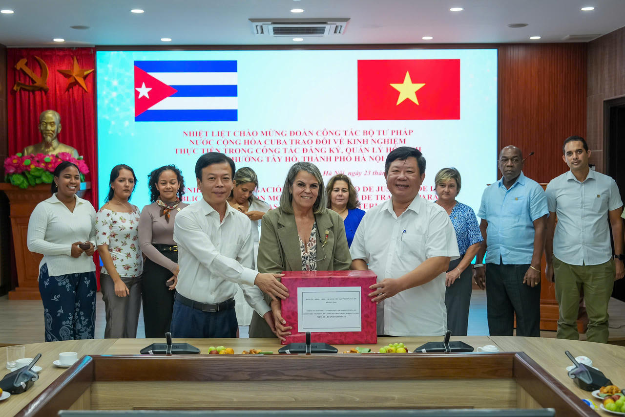 Phường Tây Hồ tặng quà Đoàn công tác Bộ Tư pháp Cuba (Ảnh: Ngọc Tú).