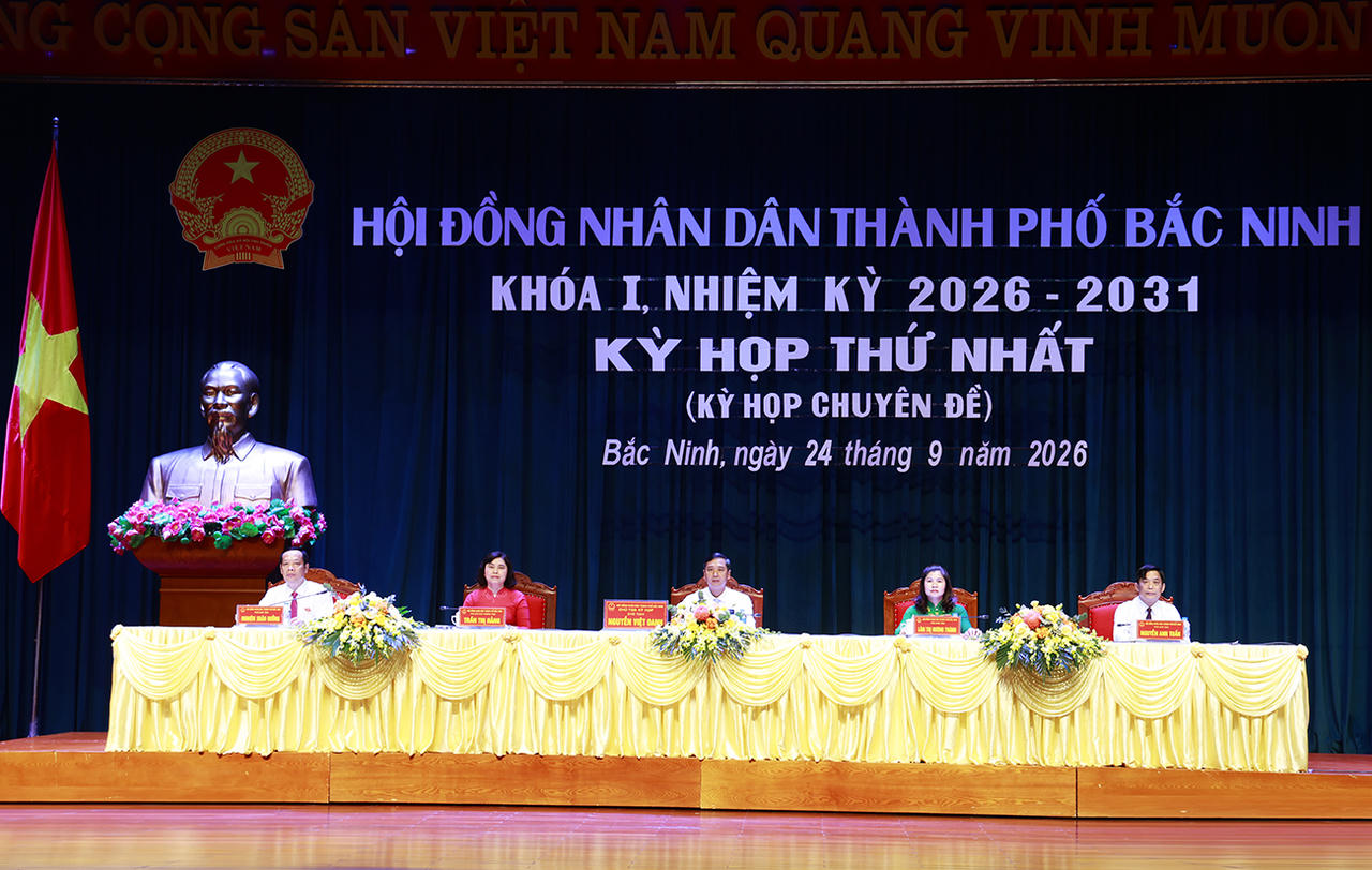Chủ tọa Kỳ họp ( (Ảnh: Cổng TTĐT TP Bắc Ninh)