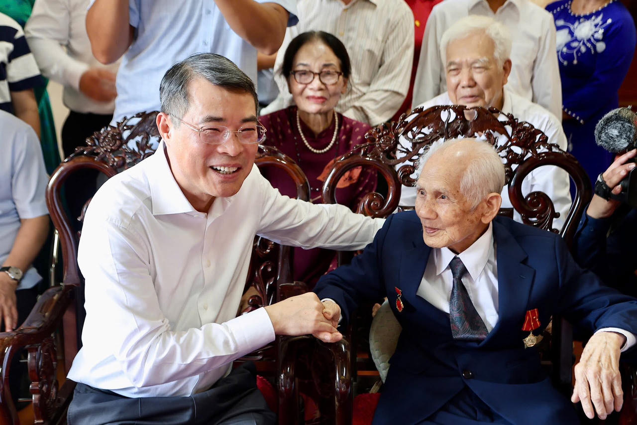 Thủ tướng Lê Minh Hưng thăm gia đình có công với cách mạng tại Hải Phòng