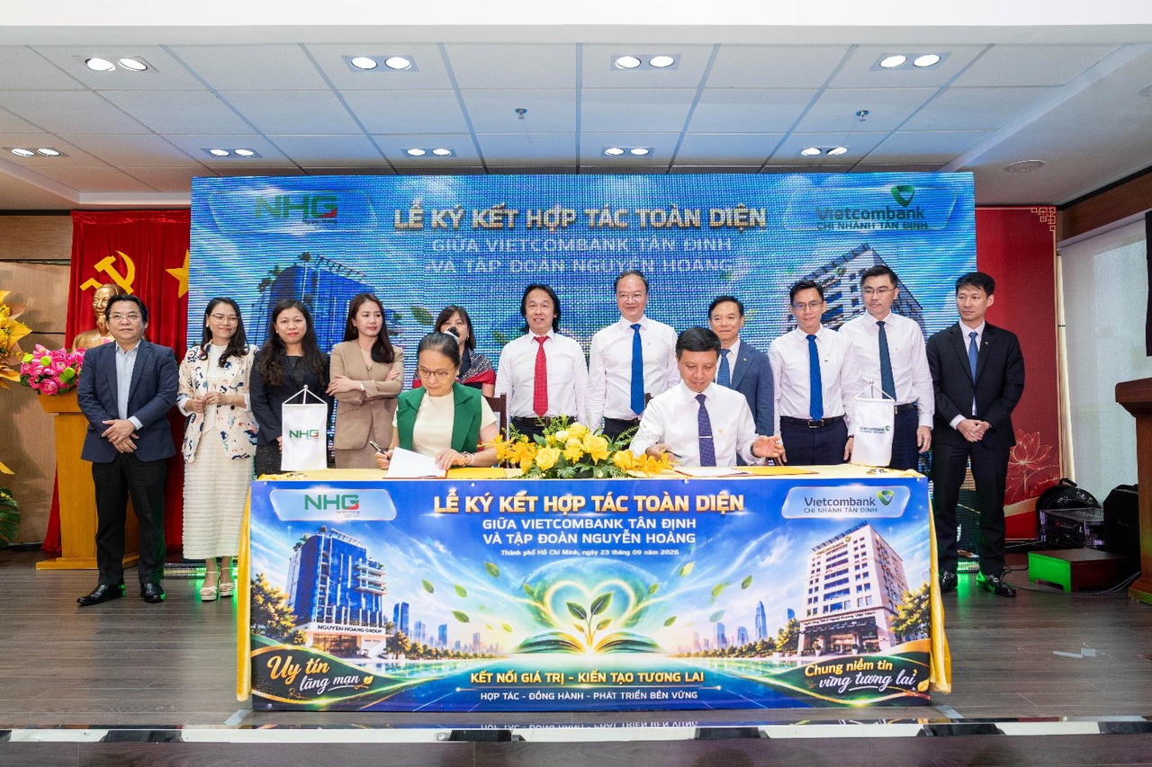 Bà Hoàng Thị Lệ Trinh - Phó Chủ tịch Hội đồng quản trị Tập đoàn Nguyễn Hoàng và Ông Nguyễn Như Tưởng - Giám đốc Vietcombank Tân Định ký kết thỏa thuận hợp tác trước sự chứng kiến của lãnh đạo hai bên.