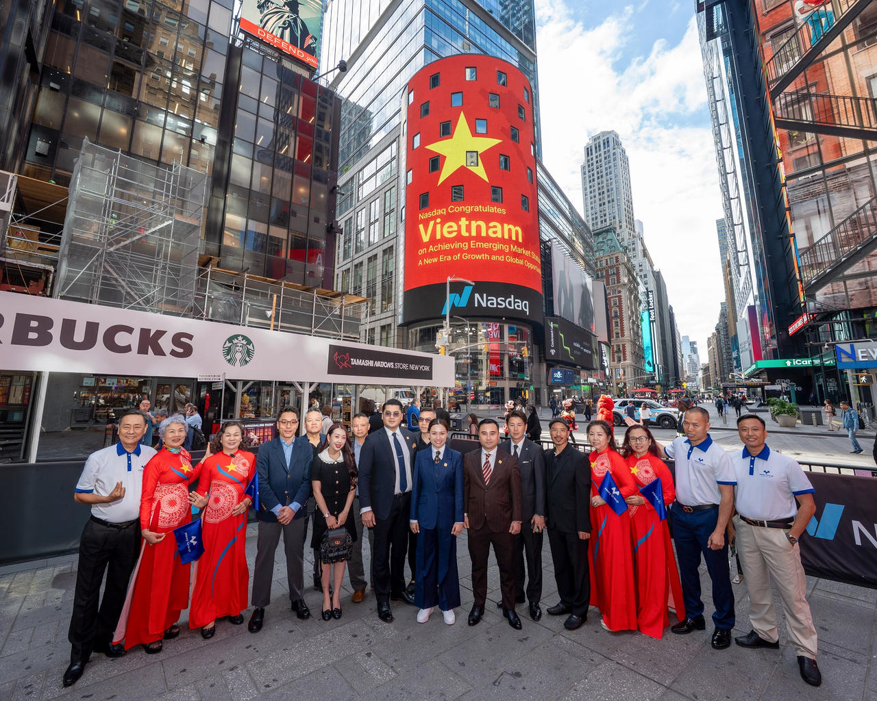 Đoàn doanh nghiệp Việt Nam lưu lại khoảnh khắc tại Quảng trường Thời đại (New York) trong tuần thị trường chứng khoán Việt Nam được FTSE Russell nâng hạng. Ảnh: TTXVN