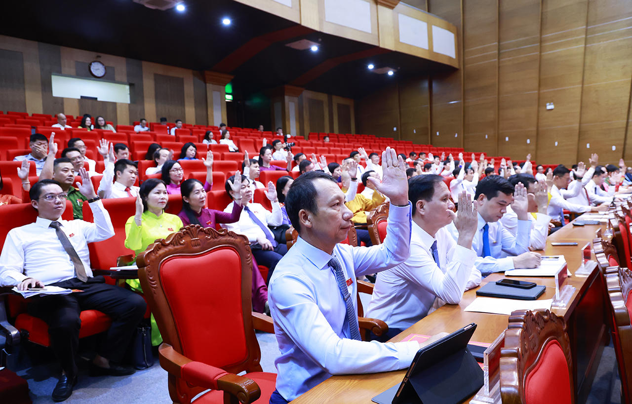 Các đại biểu biểu quyết thông các Nghị quyết. (Ảnh: Cổng TTĐT TP Bắc Ninh)