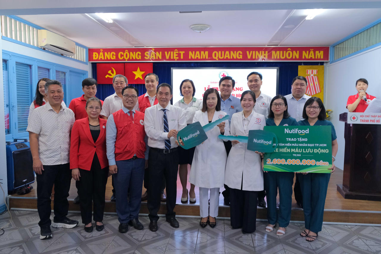 Lãnh đạo Nutifood đại diện trao món quà ý nghĩa đến Trung tâm Hiến máu Nhân đạo TP HCM.