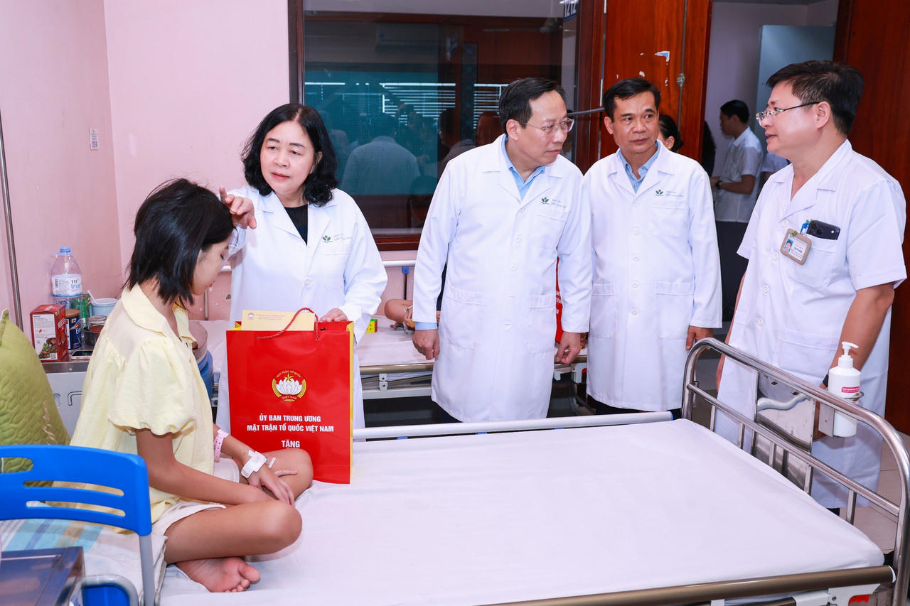 Bà Bùi Thị Minh Hoài - Ủy viên Bộ Chính trị, Bí thư Trung ương Đảng, Bí thư Đảng ủy MTTQ, các đoàn thể Trung ương, Chủ tịch Ủy ban Trung ương MTTQ Việt Nam thăm hỏi các bệnh nhi đang điều trị tại Bệnh viện Nhi Trung ương. Ảnh: PV