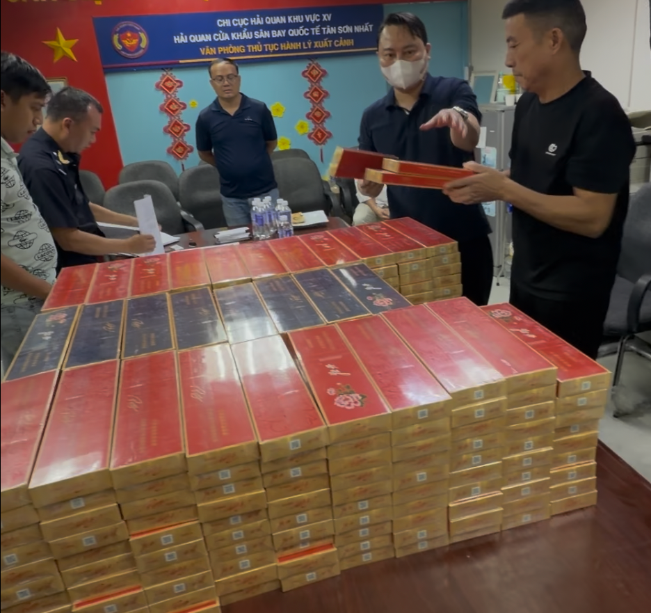 Số lượng lớn thuốc lá lậu bị phát hiện tại sân bay Tân Sơn Nhất. Ảnh: Công an cung cấp