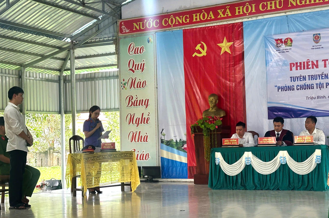 Phiên tòa giả định tái hiện quá trình xét hỏi, tranh luận vụ án lừa đảo chiếm đoạt tài sản trên không gian mạng. (Ảnh: P.N)