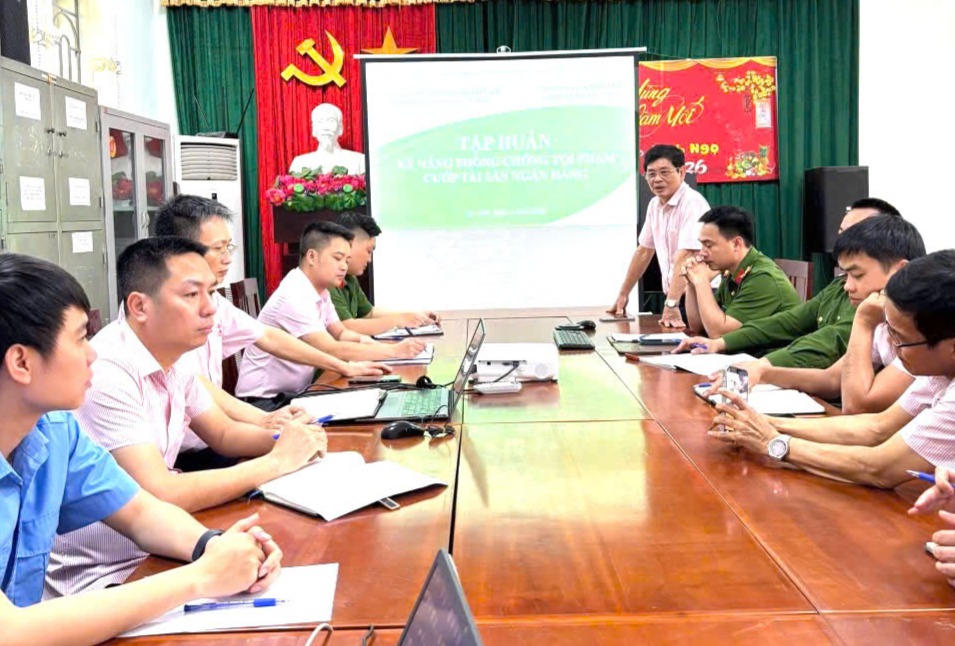 Bí thư chi bộ, Giám đốc NHCSXH Lạc Sơn - ông Trần Quốc Lập phát biểu tại Hội nghị thực hiện kỹ năng phòng chống tội phạm cướp ngân hàng.