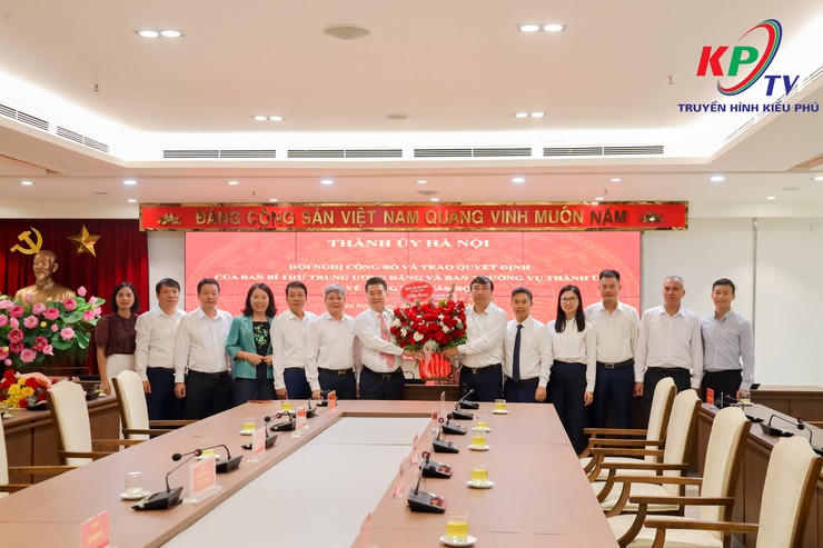 Công bố các Quyết định của Ban Bí thư Trung ương Đảng và Ban Thường vụ Thành ủy về công tác cán bộ - Ảnh 4.