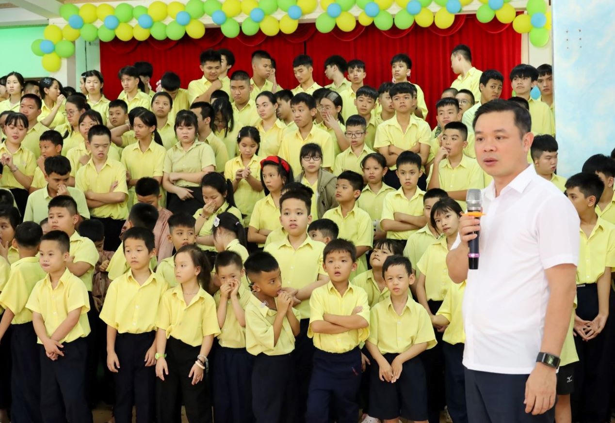 Ông Đỗ Hữu Huy - Chủ tịch UBND tỉnh Đắk Lắk chúc Tết Trung thu tại Trung tâm Chắm sóc trẻ khuyết tật Vi Nhân. Ảnh: Kim Bảo