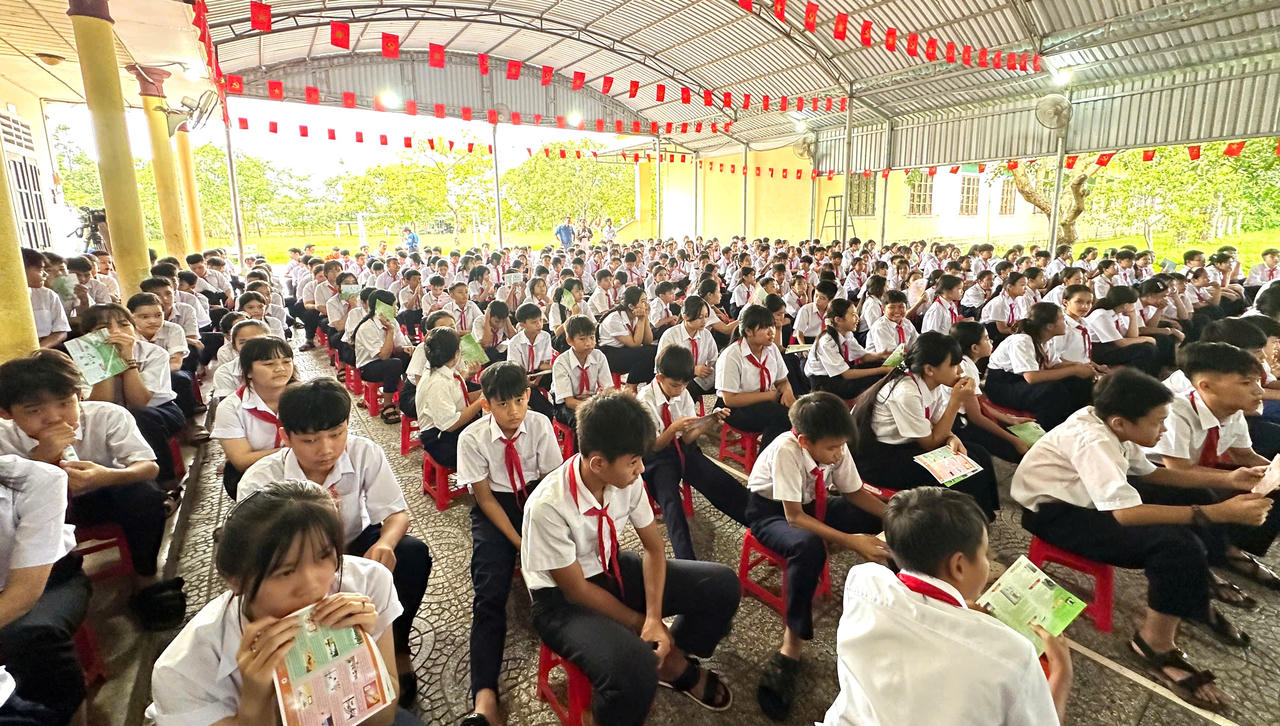 Đông đảo học sinh Trường THCS Nguyễn Hữu Thận tham gia phiên tòa giả định và hoạt động tuyên truyền pháp luật. (Ảnh: P.N)