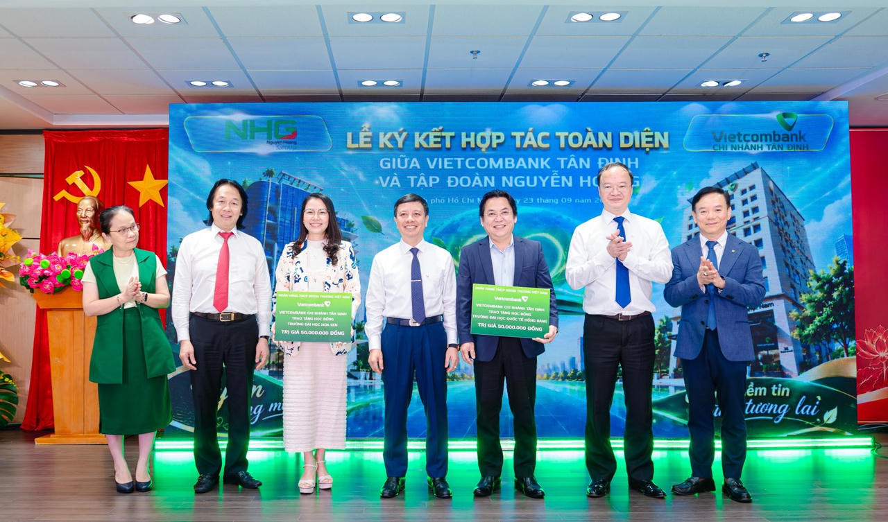 Vietcombank trao tặng học bổng cho Trường Đại học Hoa Sen và Trường Đại học Quốc tế Hồng Bàng, đồng hành cùng sự nghiệp giáo dục và thế hệ trẻ.