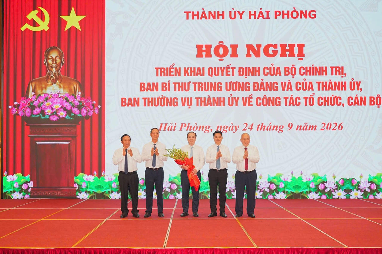 Thường trực Thành ủy tặng hoa chúc mừng ông Nguyễn Sỹ Hiệp. (ảnh Cổng TTĐT Hải Phòng)