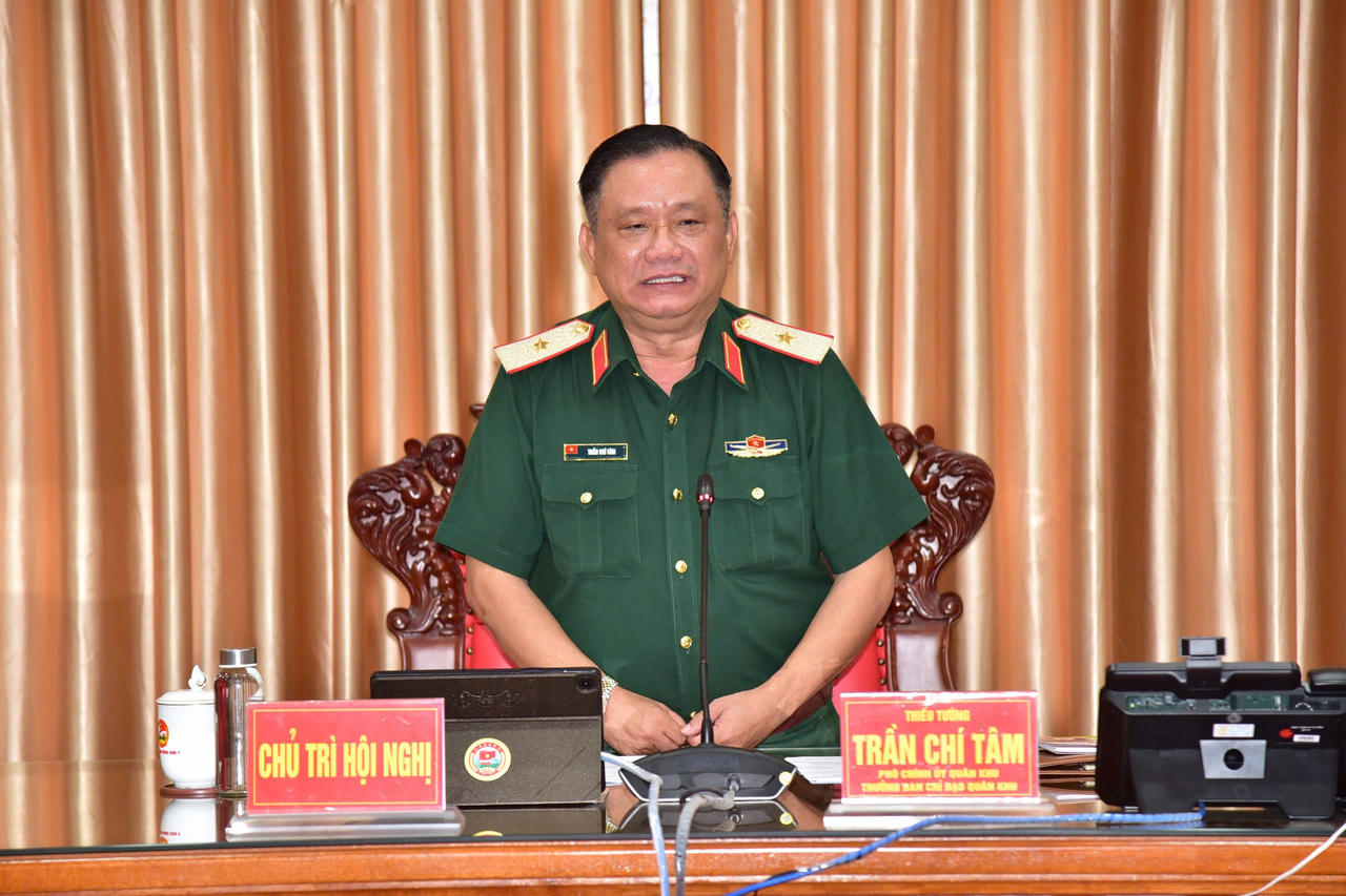 Thiếu tướng Trần Chí Tâm, Ủy viên Thường vụ Đảng ủy, Phó Chính ủy Quân khu, Trưởng BCĐ Quân khu chủ trì hội nghị. Ảnh: QK7