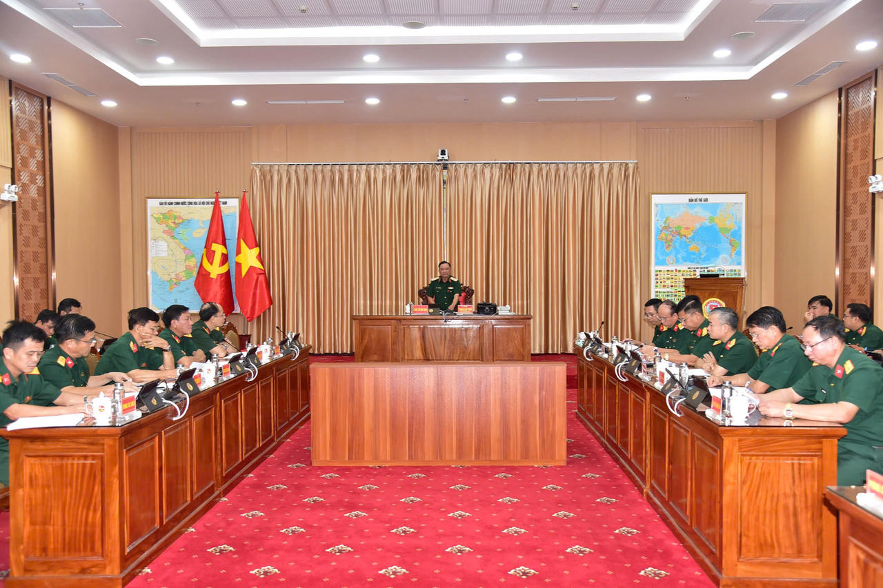Toàn cảnh Hội nghị Ban Chỉ đạo Quân khu 7 về tìm kiếm, quy tập và xác định danh tính hài cốt liệt sĩ. Ảnh: QK7