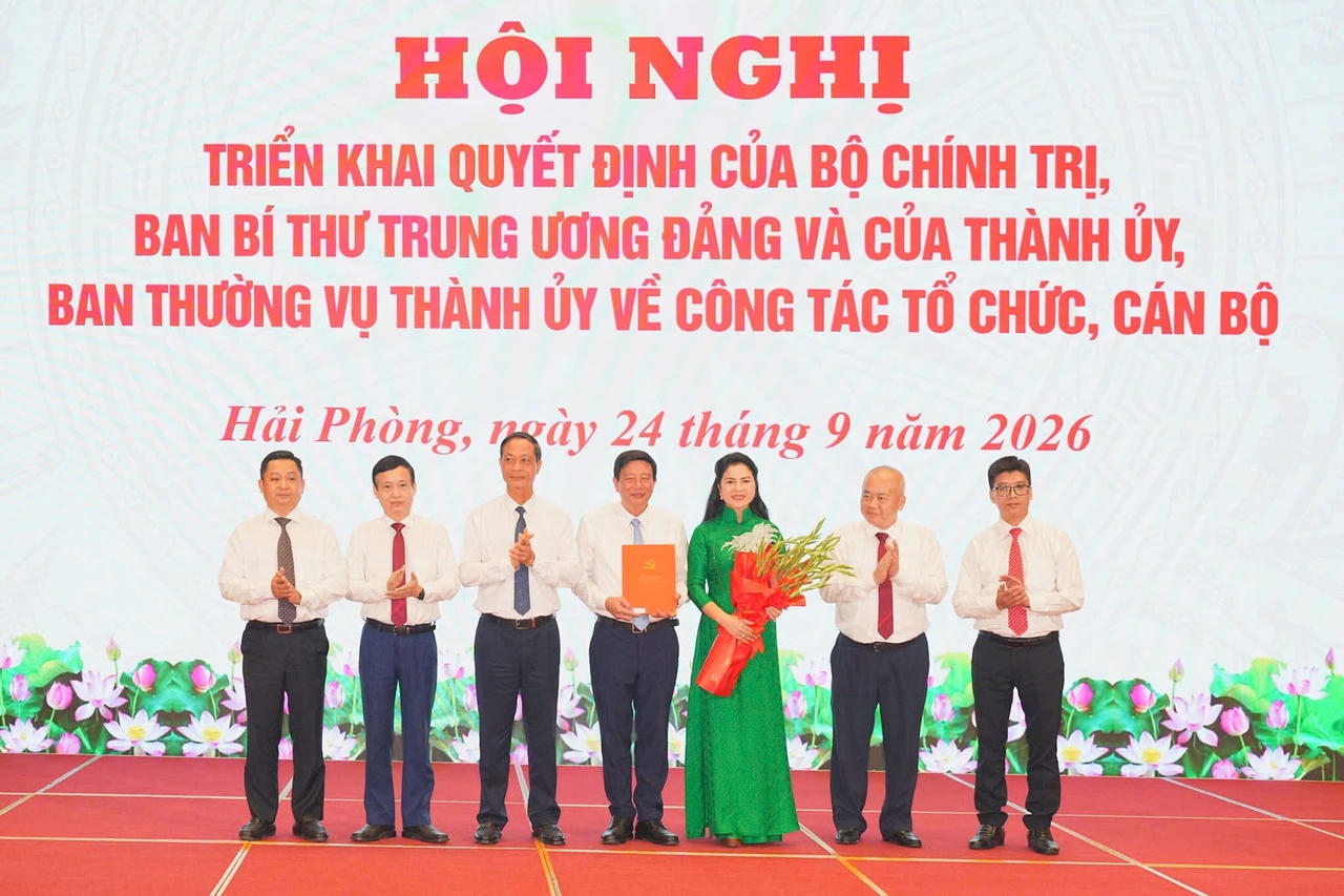 Ông Đỗ Mạnh Hiến, Phó Bí thư Thành ủy và ông Đỗ Thành Trung, Phó Bí thư Thành ủy, Chủ tịch UBND thành phố tặng hoa chúc mừng Ban Tuyên giáo Thành ủy. (Ảnh Cổng TTĐT Hải Phòng)