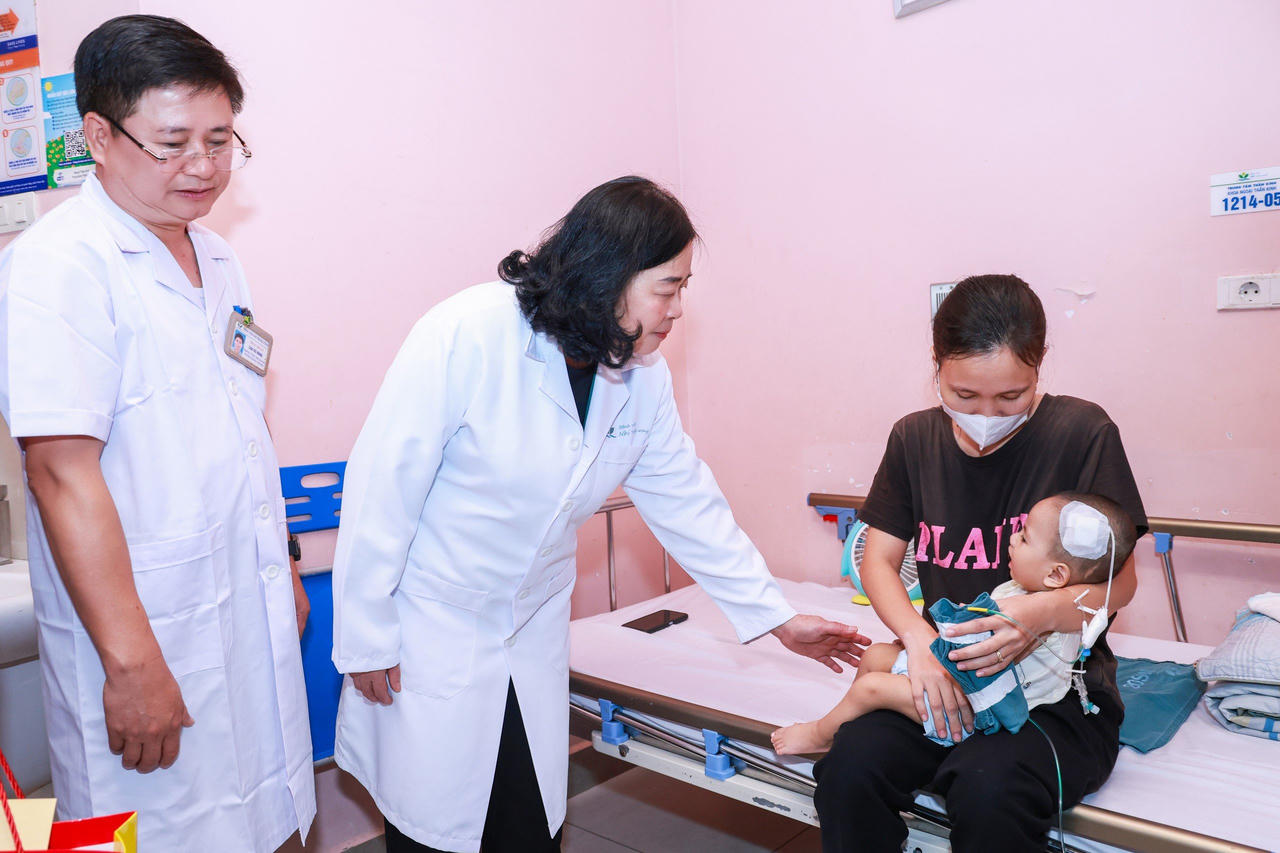 Bà Bùi Thị Minh Hoài - Ủy viên Bộ Chính trị, Bí thư Trung ương Đảng, Bí thư Đảng ủy MTTQ, các đoàn thể Trung ương, Chủ tịch Ủy ban Trung ương MTTQ Việt Nam thăm hỏi các bệnh nhi đang điều trị tại Bệnh viện Nhi Trung ương. Ảnh: PV  