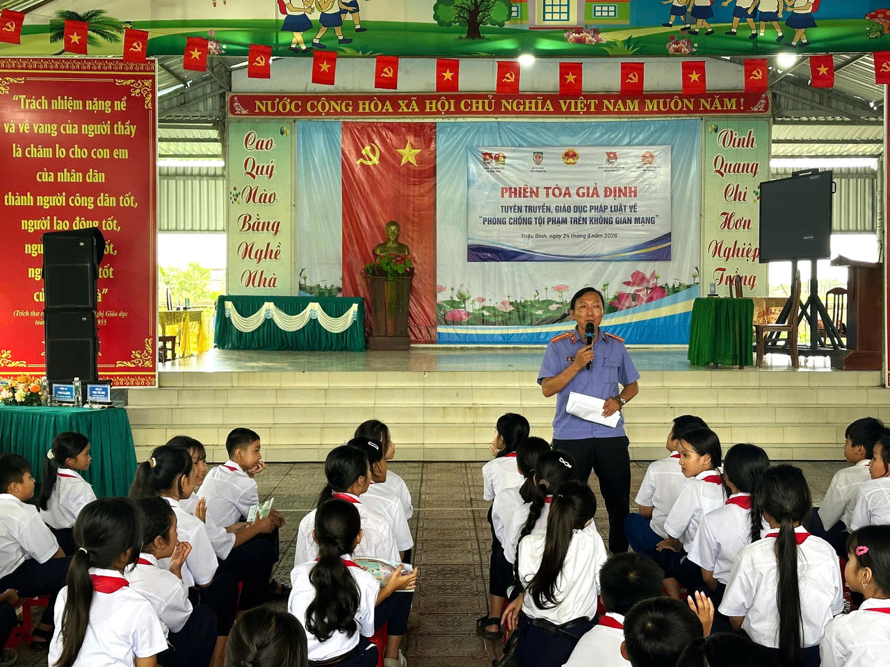 Đưa pháp luật đến gần thanh thiếu niên từ phiên tòa giả định ở Quảng Trị
