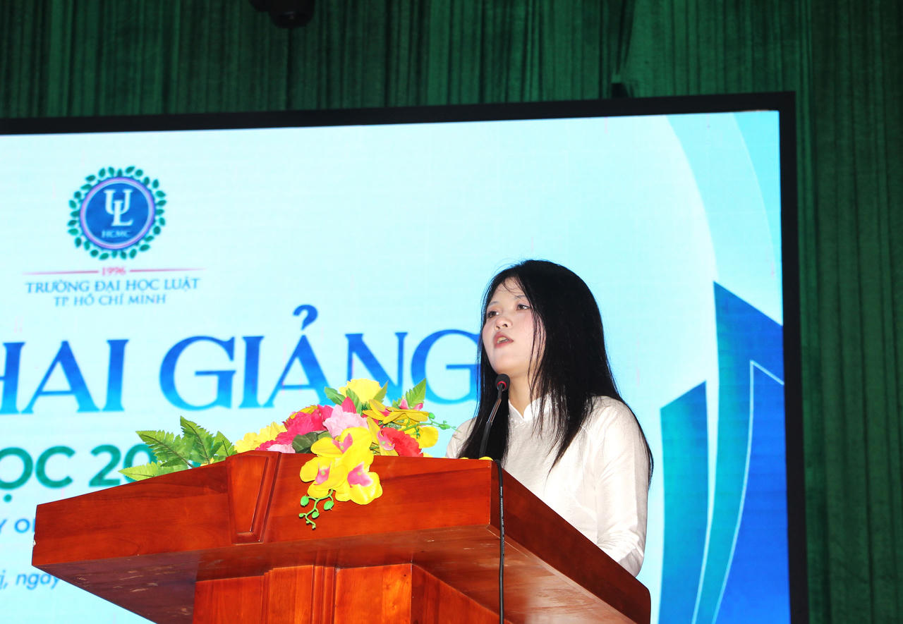 Ngô Quỳnh Anh, sinh viên Khóa 51, đại diện tân sinh viên phát biểu tại lễ khai giảng. (Ảnh: M.P)