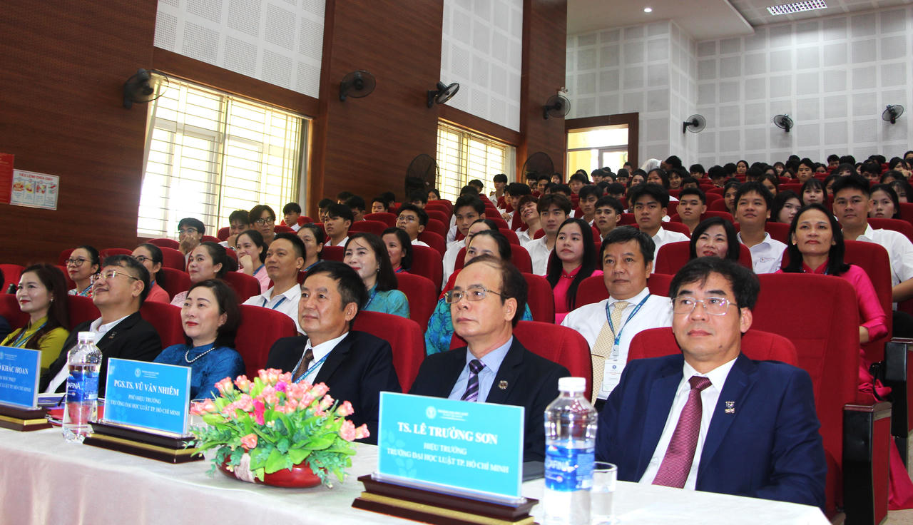 Các đại biểu, lãnh đạo nhà trường dự Lễ khai giảng năm học 2026-2027 tại Phân hiệu. (Ảnh: M.P)