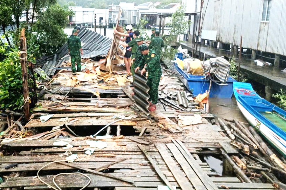 Chung sức giúp người dân Cà Mau khắc phục hậu quả mưa giông