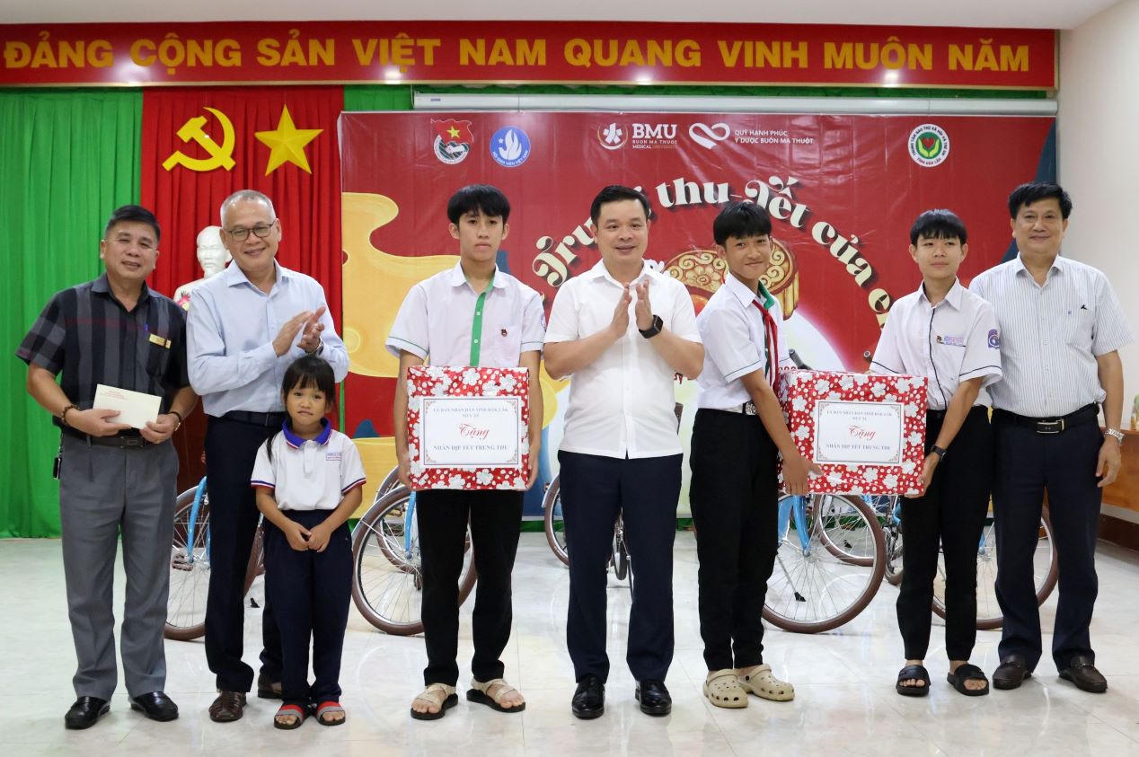  Chủ tịch UBND tỉnh Đắk Lắk trao tặng quà và 10 chiếc xe đạp cho các em nhỏ, học sinh có hoàn cảnh đặc biệt đang được nuôi dưỡng, chăm sóc tại Trung tâm BTXH và Trẻ em tỉnh Đắk Lắk. Ảnh Kim Bảo