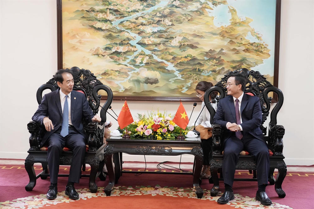 Bí thư Thành ủy Huế Nguyễn Đình Trung (bên phải) trao đổi với Đại sứ Trung Quốc tại Việt Nam Hà Vĩ về mở rộng hợp tác giữa Huế và các địa phương Trung Quốc. (Ảnh: UBND TP Huế)
