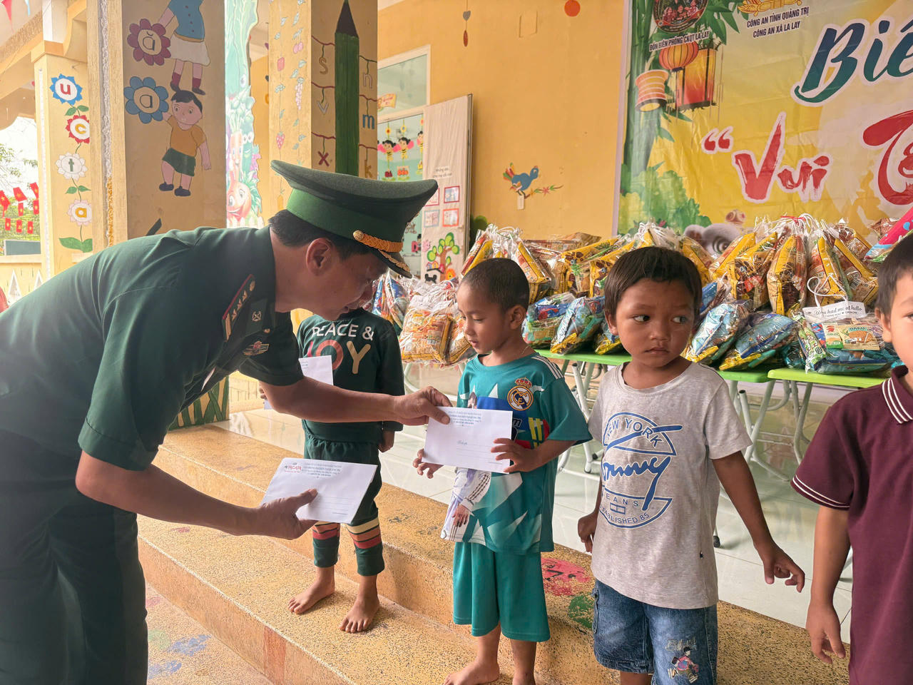 Cán bộ Đồn Biên phòng Cửa khẩu quốc tế La Lay trao quà Trung thu cho các em nhỏ tại Trường Mầm non La Lay. (Ảnh: H.N)