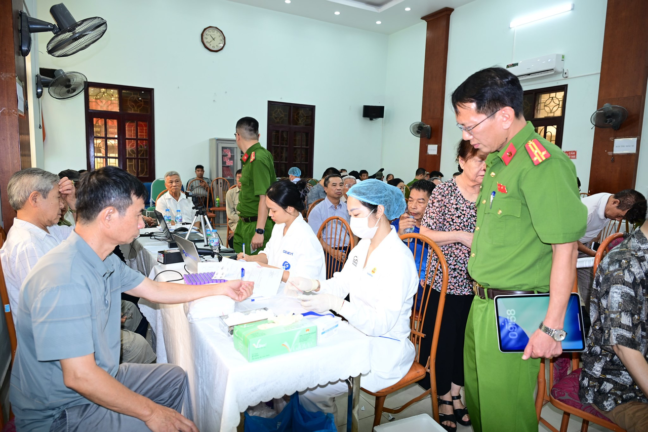 Đợt thu nhận lần này sẽ tập trung hoàn toàn vào thân nhân liệt sĩ theo quan hệ huyết thống dòng mẹ nhằm phục vụ công tác đối sánh ADN theo yêu cầu chuyên môn. (Ảnh: Công an TPHP)