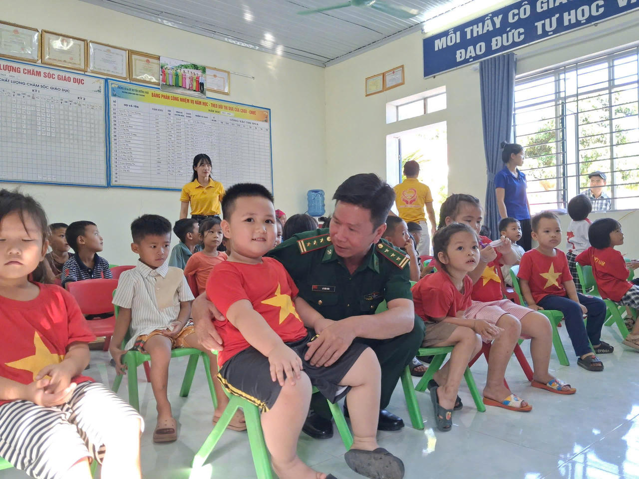 Đồn Biên phòng Sen Thượng: Ấm áp chương trình “Biên cương - Đêm hội trăng rằm” năm 2026