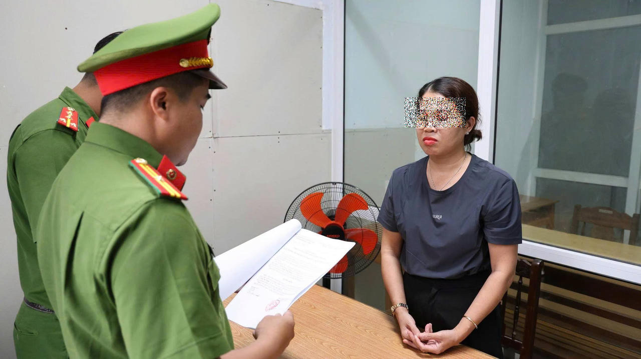 Đối tượng Trần Thị Thiên tại cơ quan công an. (Ảnh: Công an cung cấp)