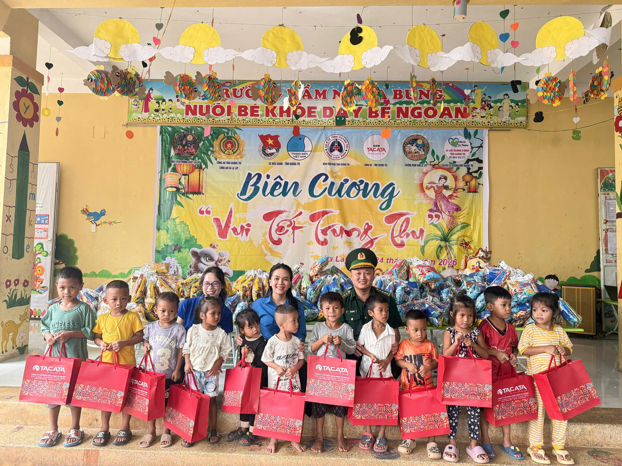 Niềm vui của các em nhỏ vùng biên khi nhận những phần quà Trung thu. (Ảnh: H.N)