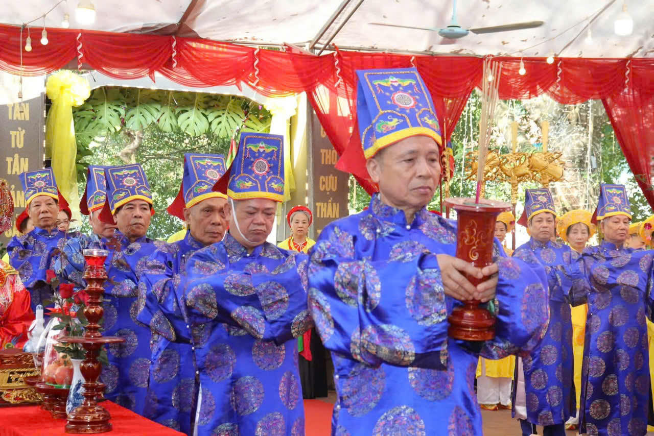 Hằng năm, vào dịp tưởng niệm, người dân địa phương và du khách thập phương về Đền Vạn Hòa dâng hương, tưởng nhớ Hưng Đạo Đại vương Trần Quốc Tuấn và các bậc tiền nhân. (Ảnh: Nguyễn Hải)