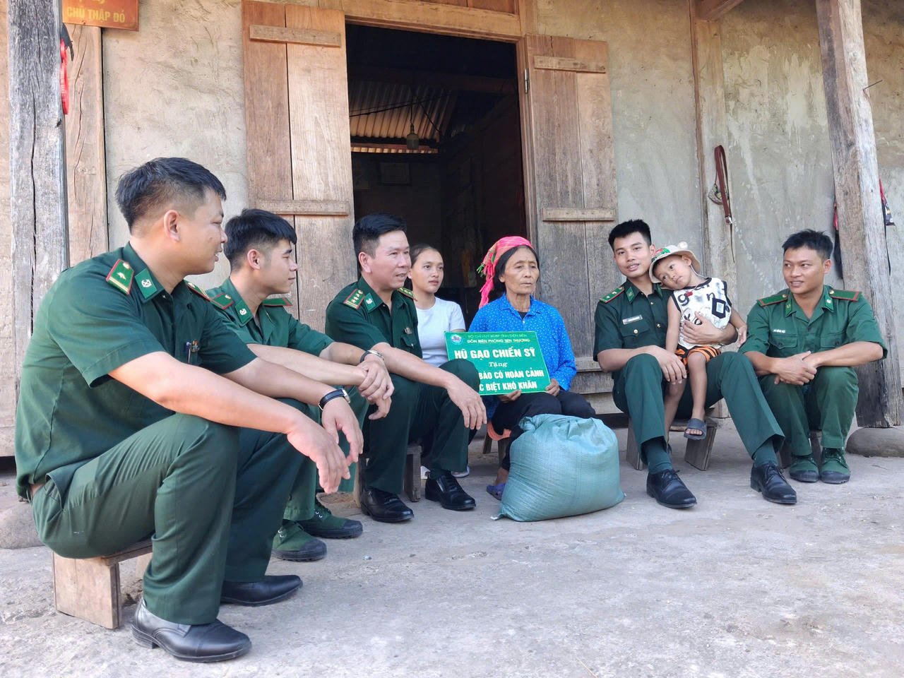 Đồn Biên phòng Sen Thượng: Ấm áp chương trình “Biên cương - Đêm hội trăng rằm” năm 2026
