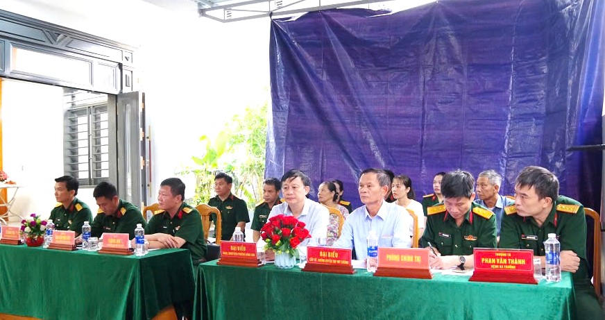 Các đại biểu dự Lễ khánh thành và bàn giao “Nhà đồng đội”. (Ảnh: H.C)