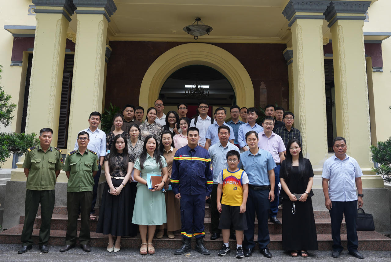 Các đại biểu chụp ảnh lưu niệm.