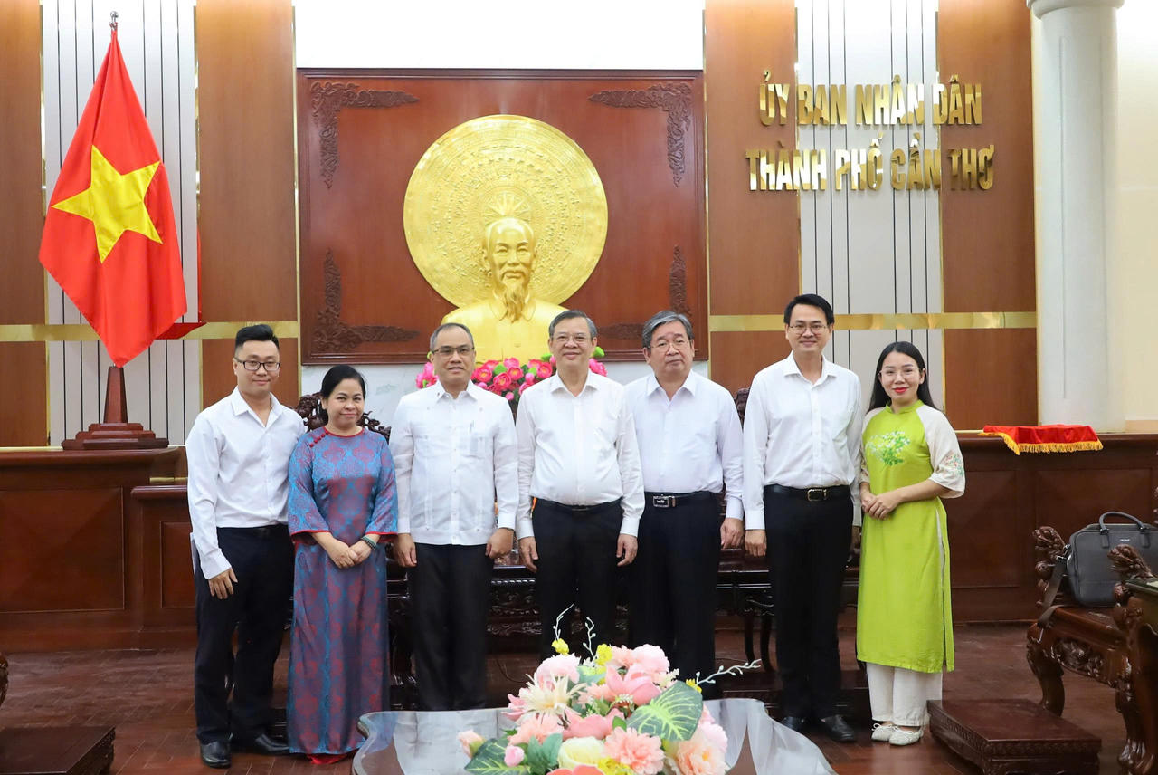 Lãnh đạo TP Cần Thơ chụp ảnh lưu niệm với Đại sứ Francisco Noel R. Fernandez III. (Ảnh: Hà Vy)