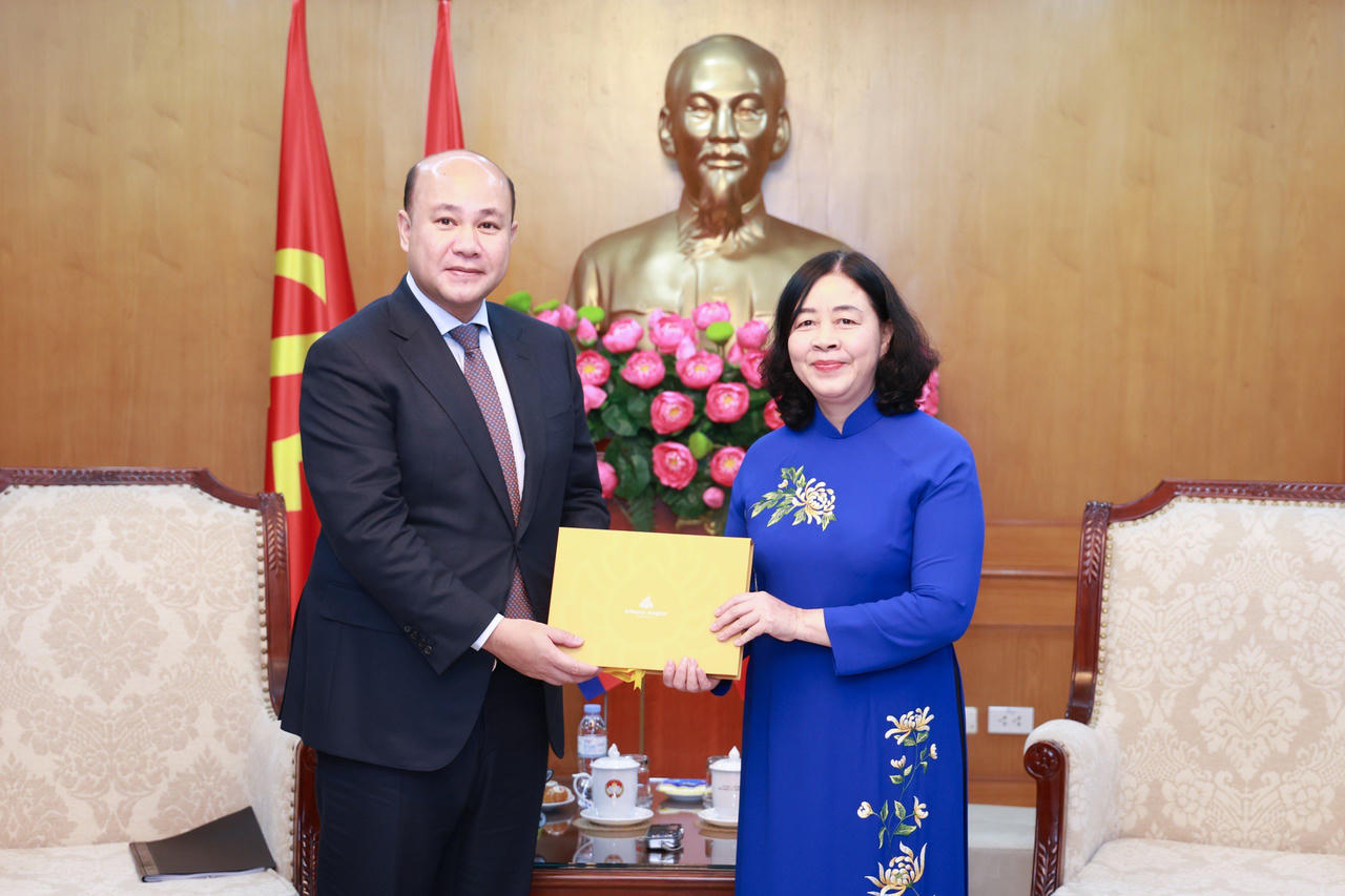 Bà Bùi Thị Minh Hoài - Ủy viên Bộ Chính trị, Bí thư Trung ương Đảng, Bí thư Đảng ủy MTTQ, các đoàn thể Trung ương, Chủ tịch Ủy ban Trung ương MTTQ Việt Nam nhận quà lưu niệm từ ông Hun Many, Phó Thủ tướng Chính phủ, Bộ trưởng Bộ Dịch vụ công, Chủ tịch Hội Liên hiệp thanh niên Campuchia    