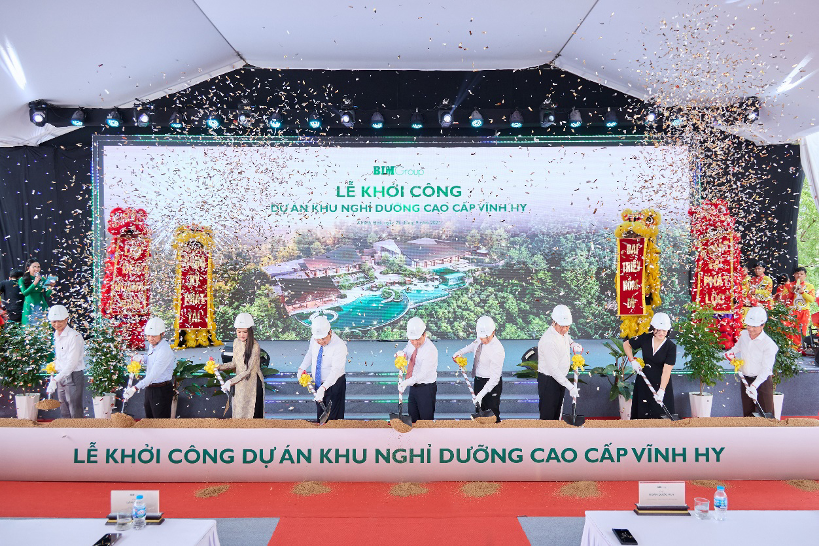 Lãnh đạo tỉnh Khánh Hòa và tập đoàn BIM tiến hành nghi thức khởi công. Ảnh: THIÊN THANH