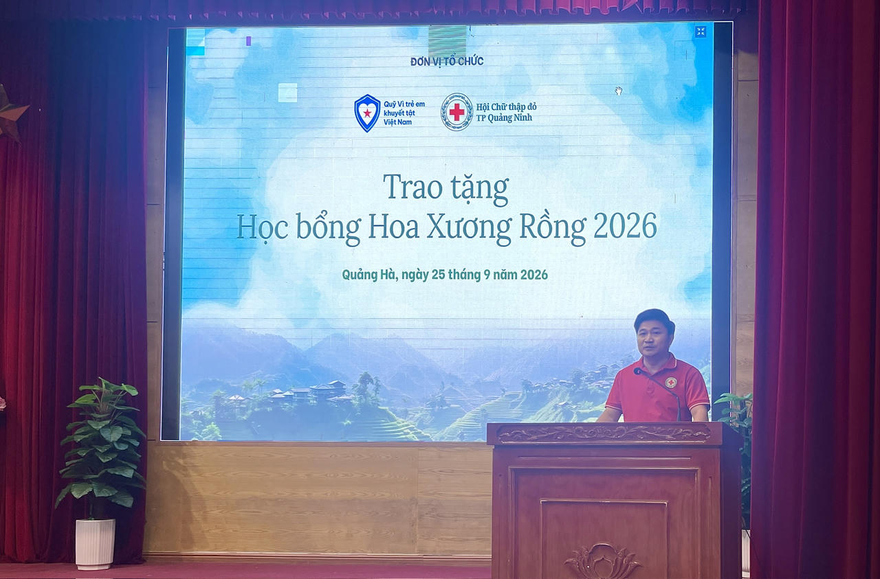 Ông Lý Văn Thành - Chủ tịch Hội Chữ thập đỏ thành phố Quảng Ninh, phát biểu tại chương trình (Ảnh: Đức Dương)