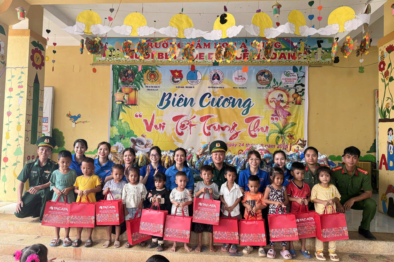 Những phần quà Trung thu mang niềm vui đến với trẻ em nơi biên giới La Lay. (Ảnh: H.N)
