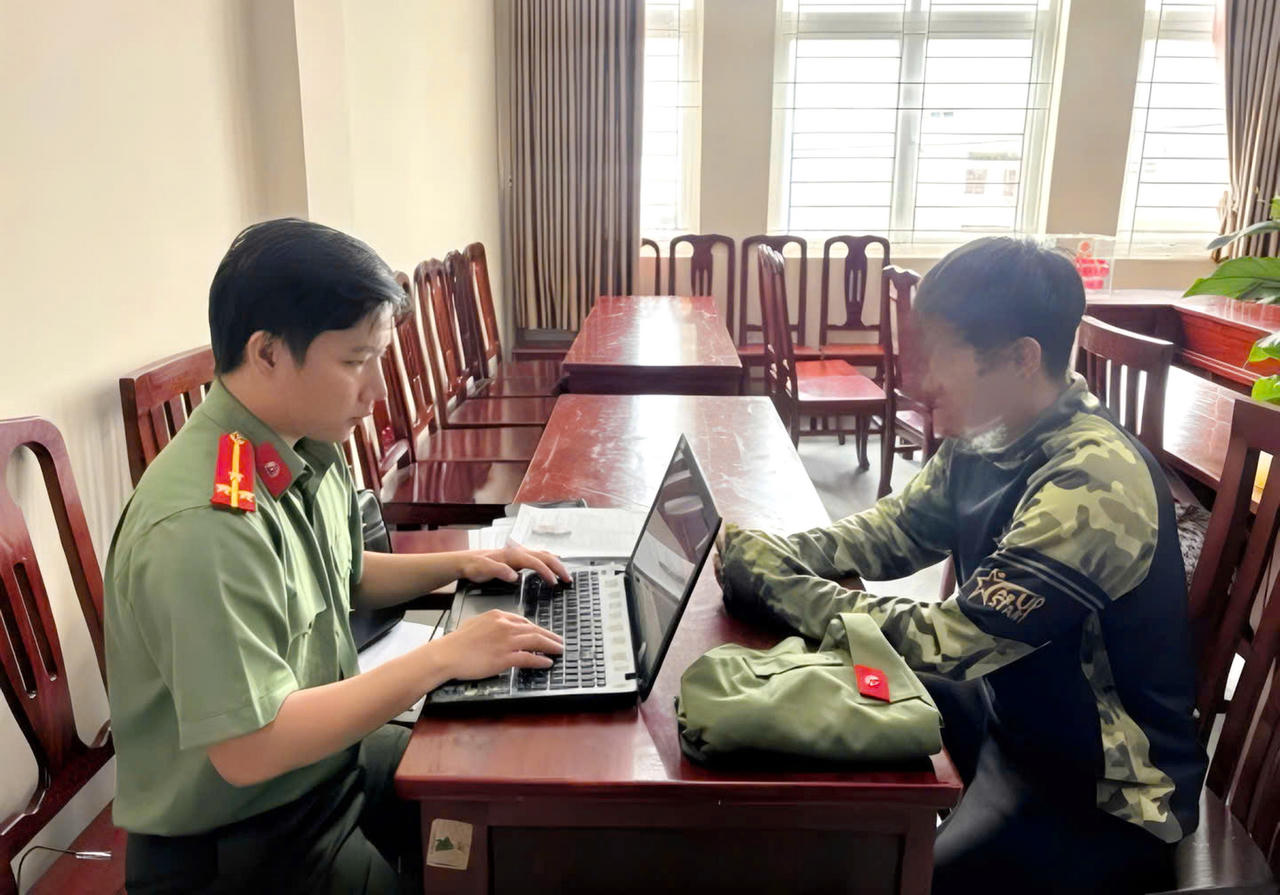Phòng An ninh mạng và phòng, chống tội phạm sử dụng công nghệ cao Công an tỉnh Cà Mau vừa công bố quyết định xử phạt vi phạm hành chính đối với ông T.Q.T. về hành vi đăng tải thông tin sai sự thật trên mạng xã hội (Ảnh: H.Đ).