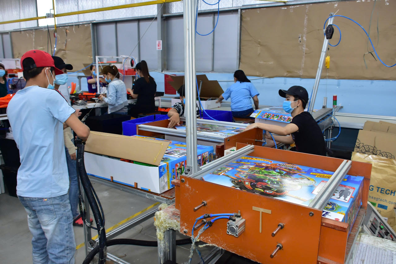 Hoạt động sản xuất tại Cty TNHH Chế xuất Billion Max Việt Nam tại Huế. (Ảnh: Tám Bảy)