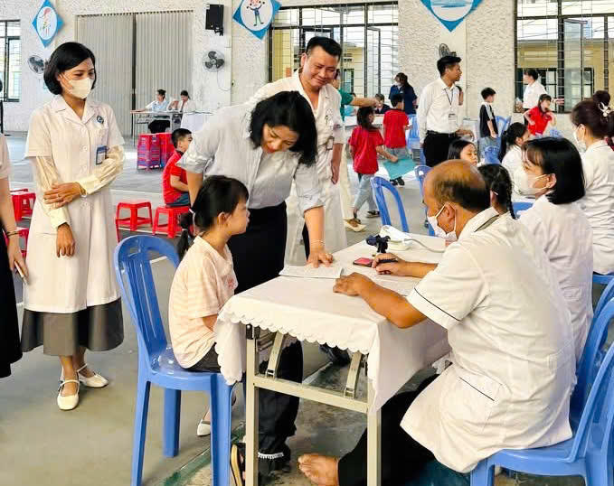 Chủ động nắm bắt những vấn đề từ cơ sở, kịp thời xử lý những nội dung liên quan trực tiếp đến đời sống người dân. (Ảnh: Nguyễn Hải)