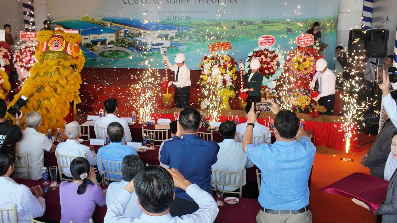 Nghi thức khởi công. Ảnh: Kim Ngân