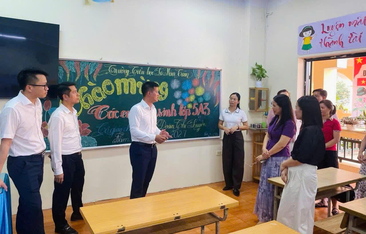 Ông Nguyễn Văn Nhất, Phó Bí thư Đảng ủy, Chủ tịch UBND phường Lào Cai cùng đoàn kiểm tra thực tế công tác chuẩn bị năm học 2026-2027 tại các trường học trên địa bàn. (Ảnh: Nguyễn Hải)