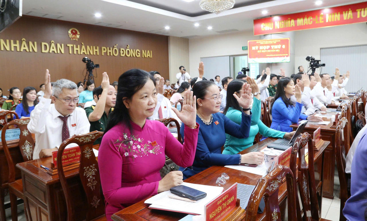 Các đại biểu HĐND TP Đồng Nai biểu quyết thông qua nhiều nội dung quan trọng về giao thông, đầu tư công và ngân sách. Ảnh: DK