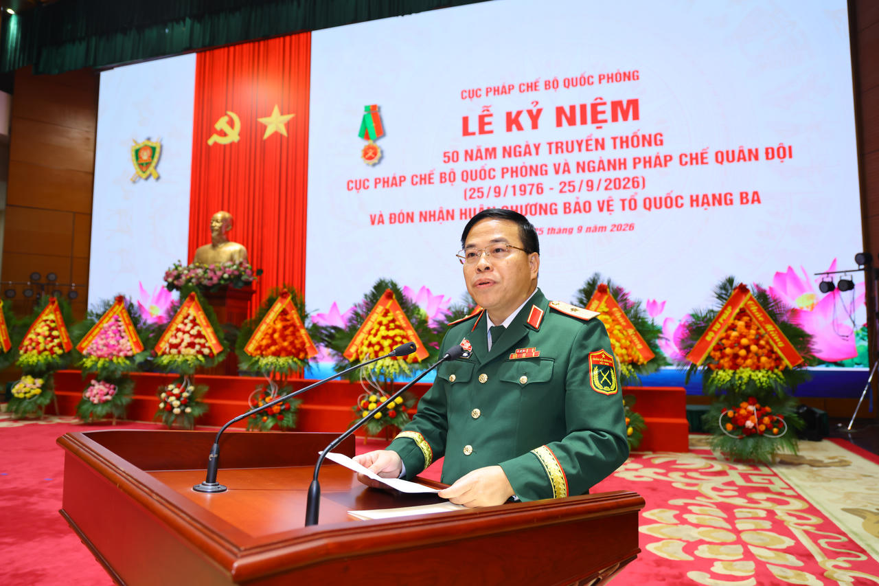 Thiếu tướng Nguyễn Việt Dũng, Cục trưởng Cục Pháp chế Bộ Quốc phòng phát biểu tại chương trình. Ảnh: Ngọc Nga