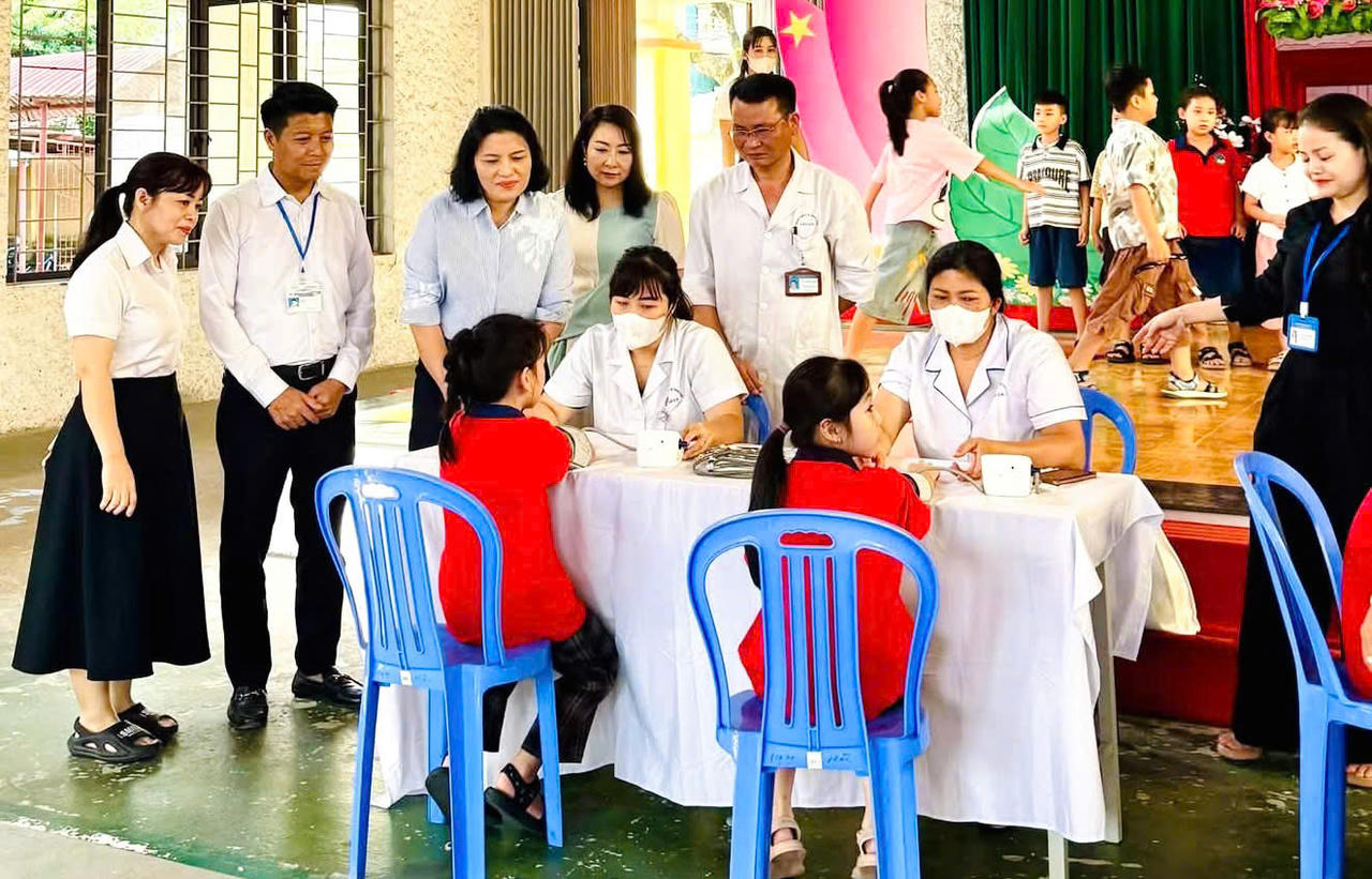Công tác chăm lo sức khỏe cho người dân và các cháu học sinh trên địa bàn được đẩy mạnh. (Ảnh: Nguyễn Hải)