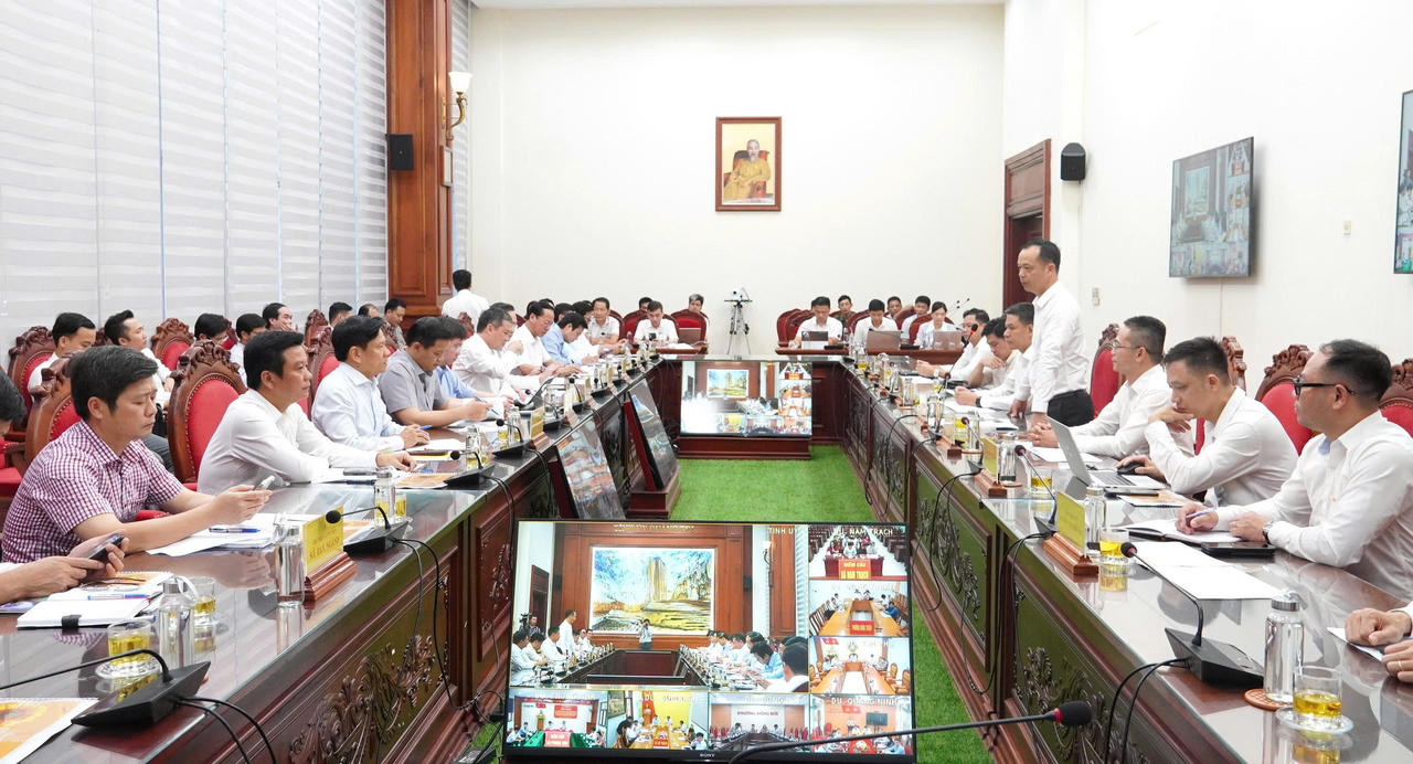 Bí thư Tỉnh ủy Vương Quốc Tuấn chủ trì buổi làm việc về tiến độ triển khai các dự án du lịch trọng điểm, kết nối trực tuyến với các xã, phường liên quan. (Ảnh: Q.V)